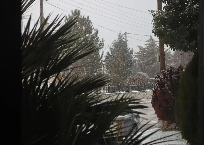 Tzovolos アパート カラブリタ